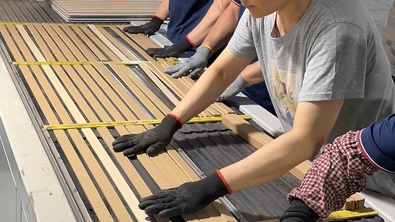 Een kijkje in onze fabriek voor akoestische panelen: van precisieproductie tot bulkverzending Een kijkje in onze fabriek voor akoestische panelen: van precisieproductie tot bulkverzending